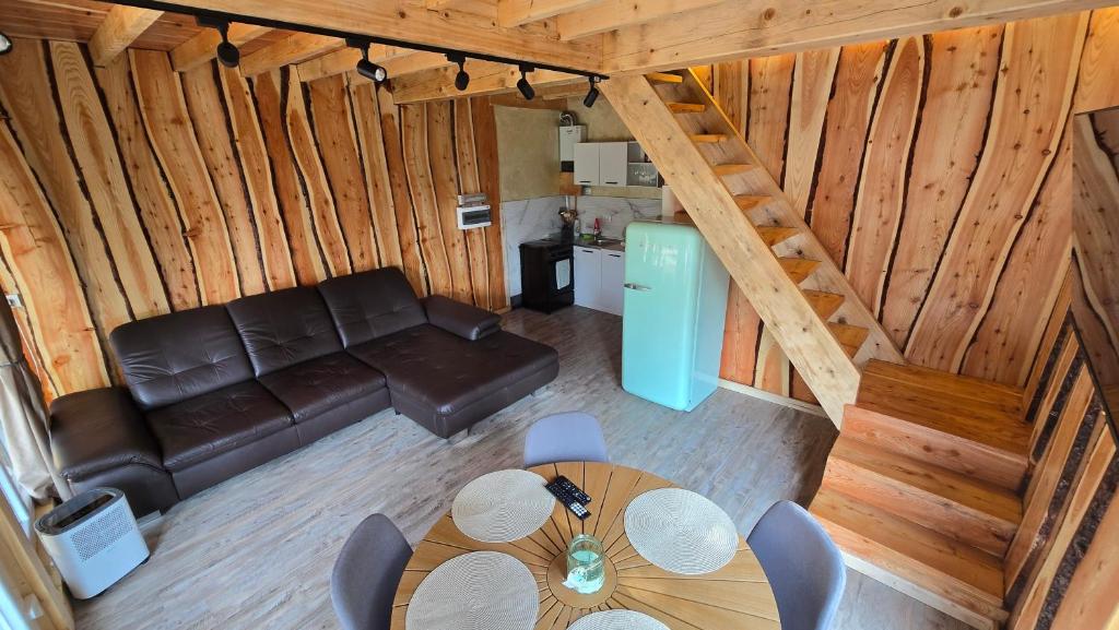 Lacașul Lupilor – interior cameră