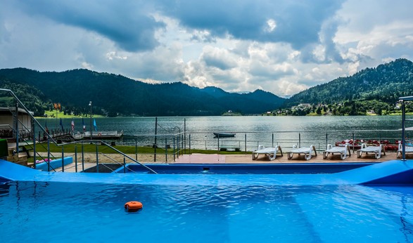 Fisherman’s Resort Colibița – zonă de plajă și piscină